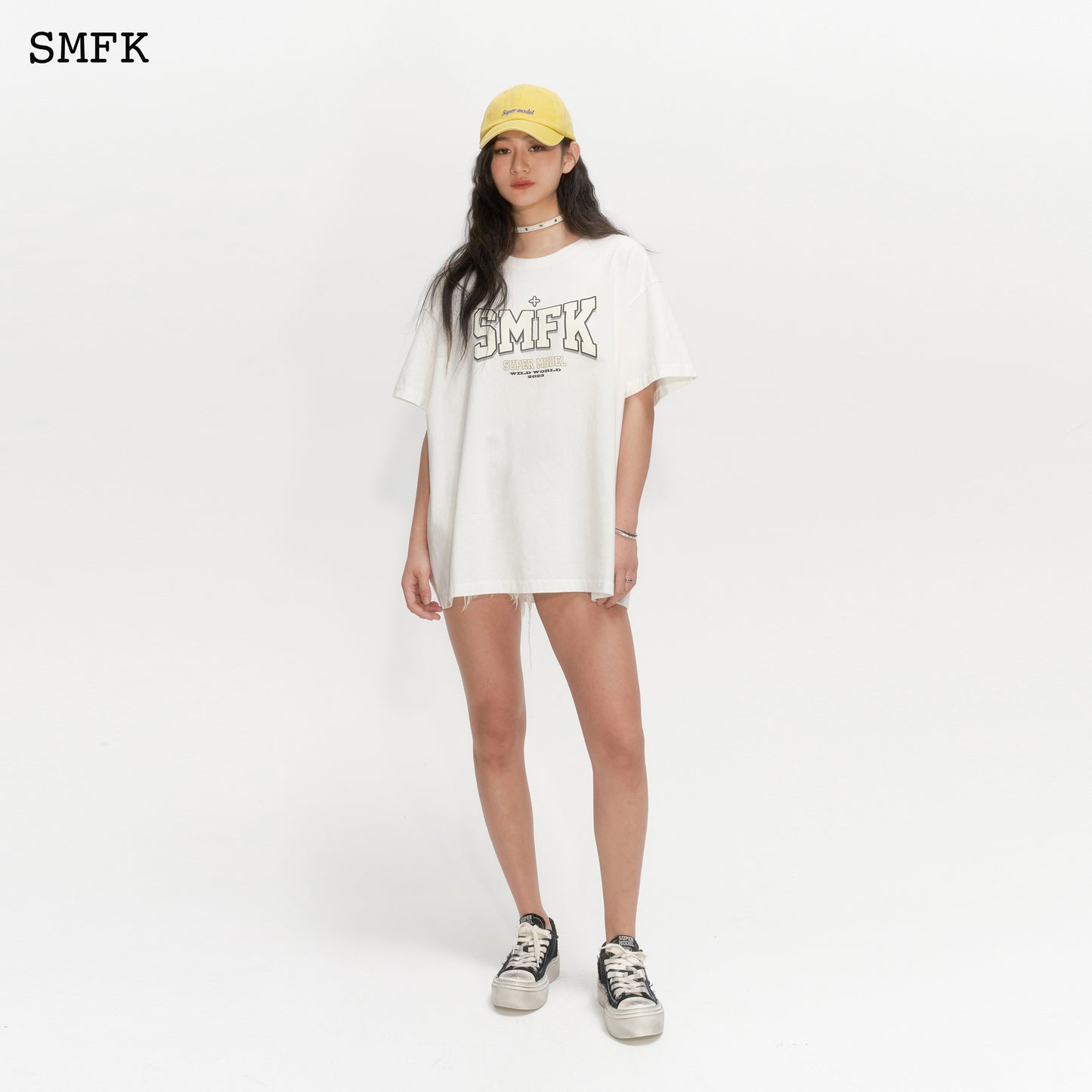 OVERSIZED MODEL WHITE T-SHIRT