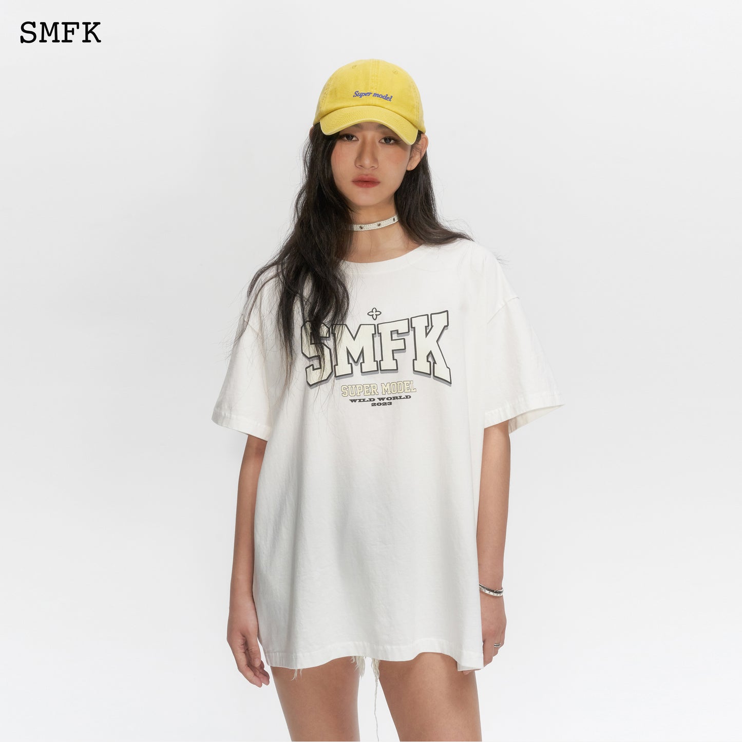 OVERSIZED MODEL WHITE T-SHIRT