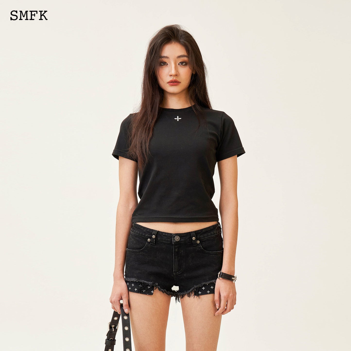 COMPASS TARPAN LOW-RISE BLACK SHORT JEANS