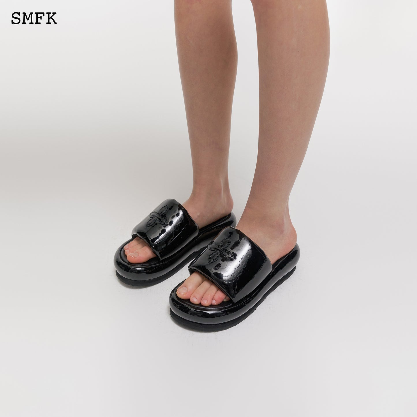 COMPASS BLACK BALLOON SLIPPERS