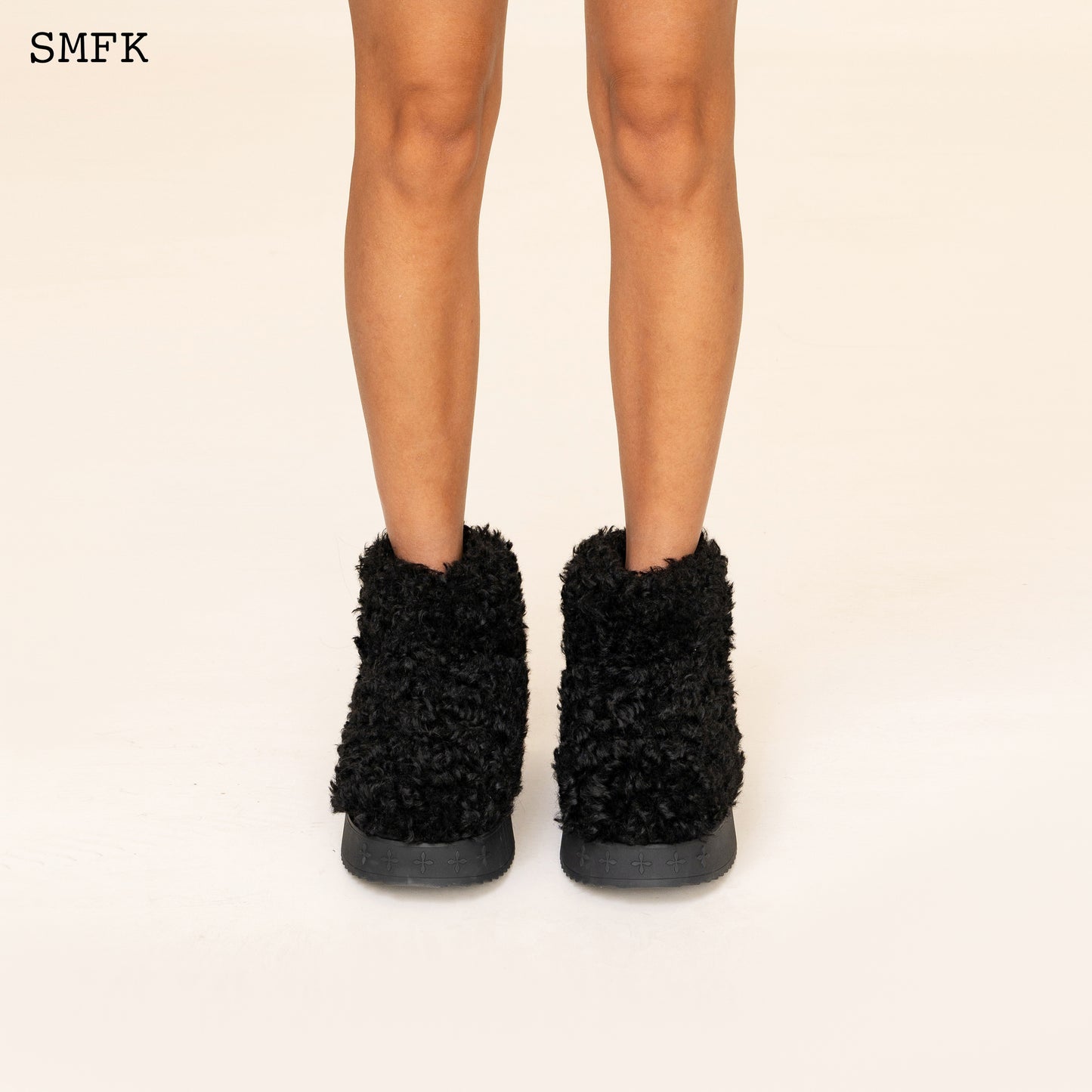 COMPASS WOOLLY BLACK FLUFFY SHORT BOOTS