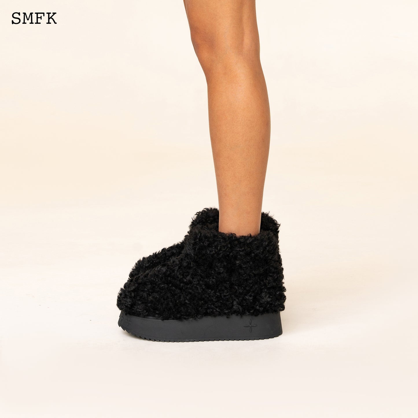 COMPASS WOOLLY BLACK FLUFFY SHORT BOOTS