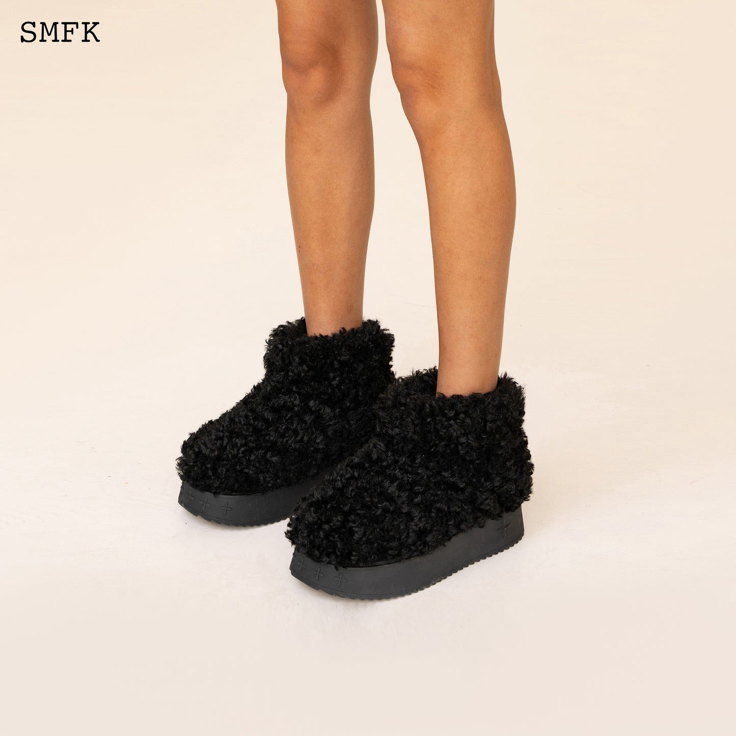 COMPASS WOOLLY BLACK FLUFFY SHORT BOOTS