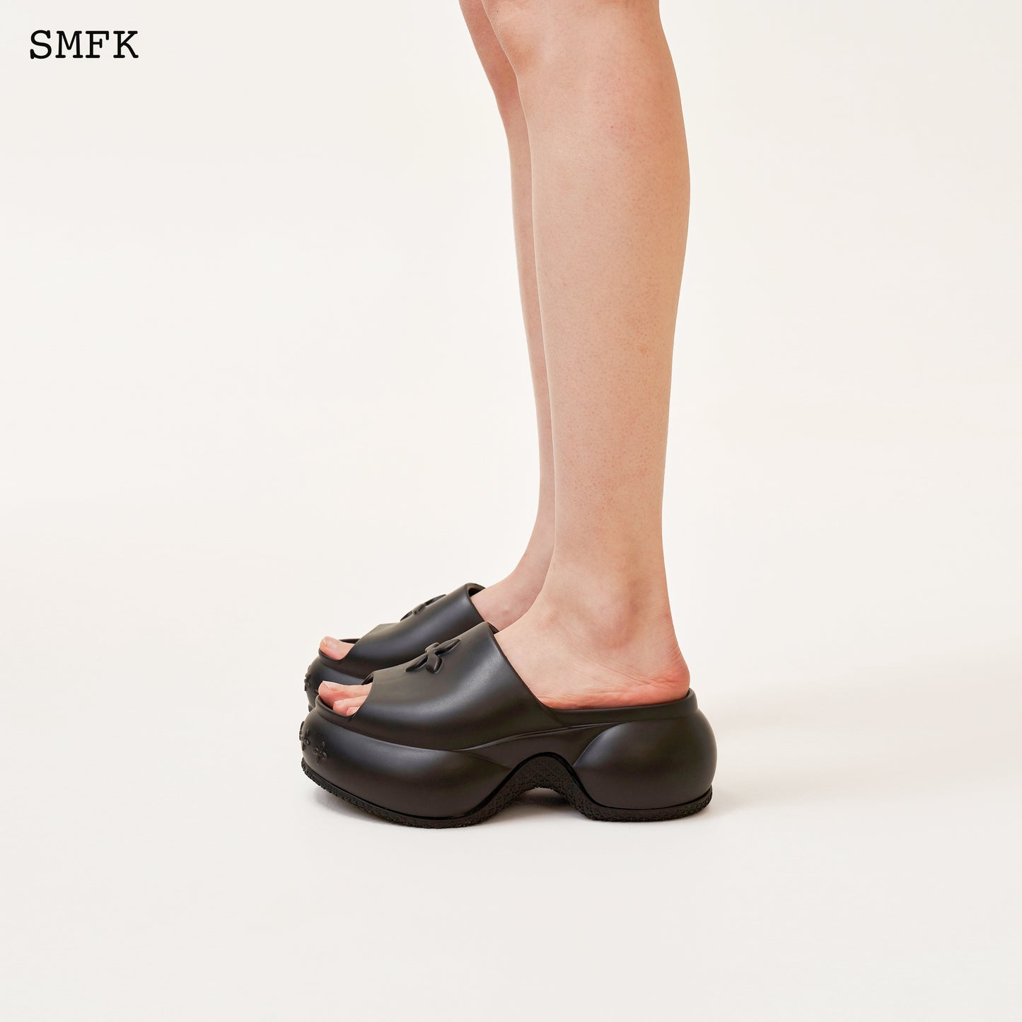 COMPASS WAVE PLATFORM BUMPER SANDAL IN BLACK