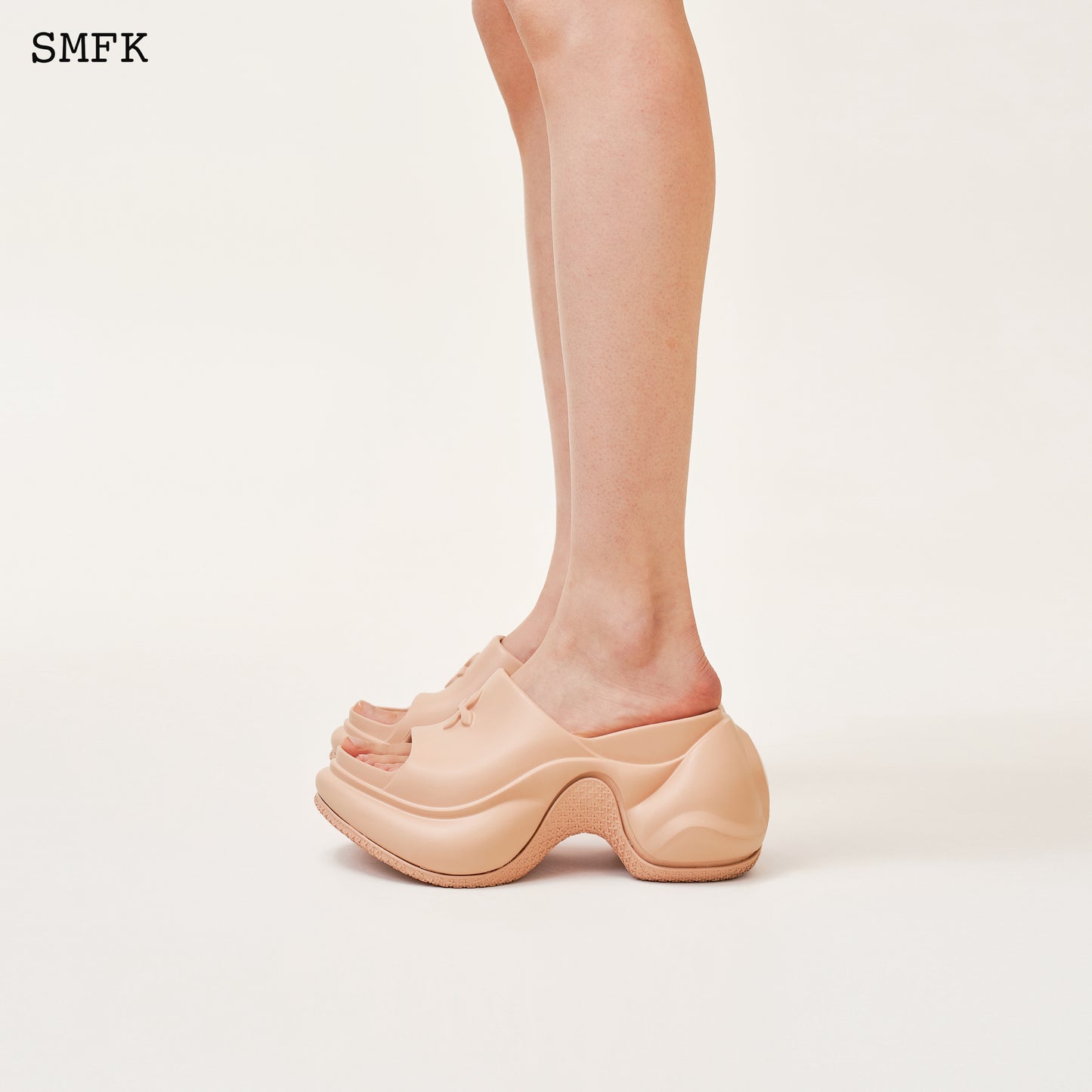 COMPASS WAVE HIGH-HEEL BUMPER SANDAL IN NUDE