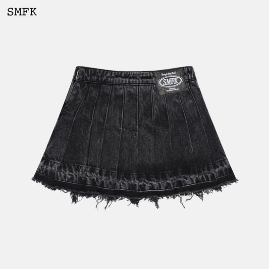 WILDERNESS WANDERING BLACK PLEATED SHORT SKIRT