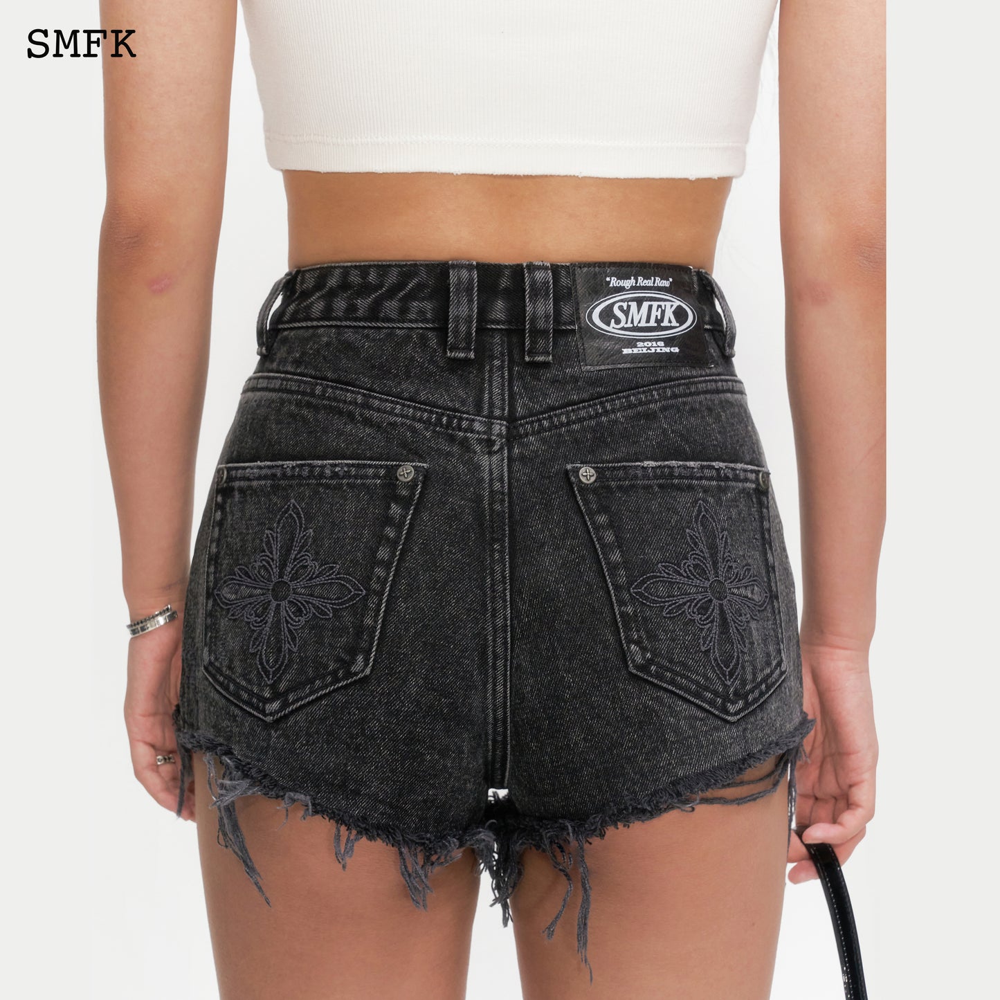 WILDERNESS ROCK BLACK SHORT JEANS